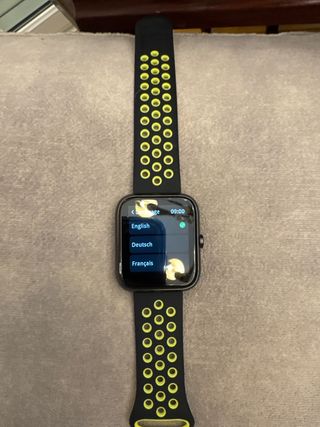 Reloj digital (de la marca FITPRO) con cargador