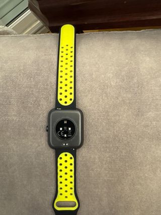 Reloj digital (de la marca FITPRO) con cargador