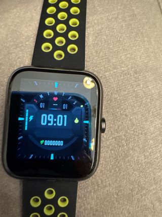 Reloj digital (de la marca FITPRO) con cargador