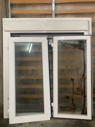 Ventana aluminio abatible con persiana Climalit.