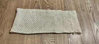 Collo in maglia color panna da ragazza