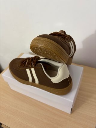 Zapatillas marrones con lazos