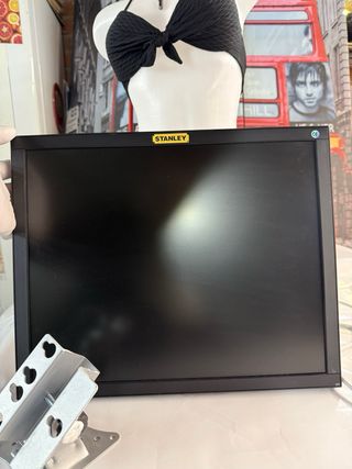 Monitor LED 19 Stanley con soporte pared