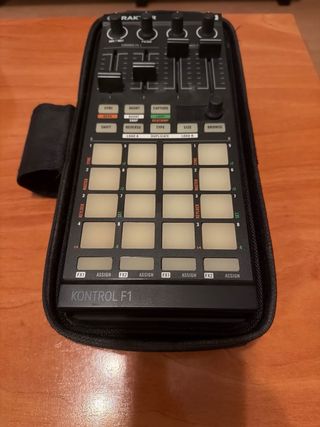 Traktor Kontrol F1 con caja original y Traktor Bag