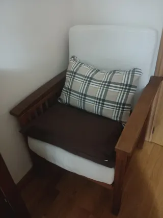 Sofá de madera y tela