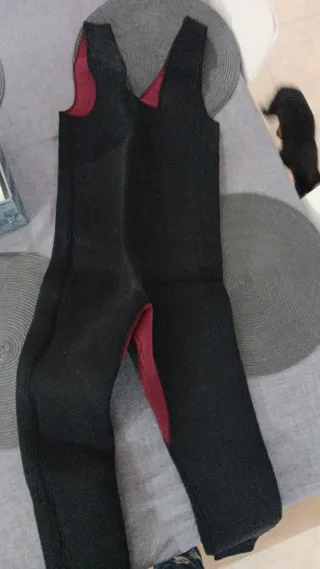 Traje de neopreno negro y rojo