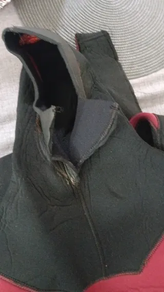 Traje de neopreno negro y rojo