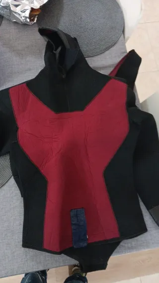 Traje de neopreno negro y rojo
