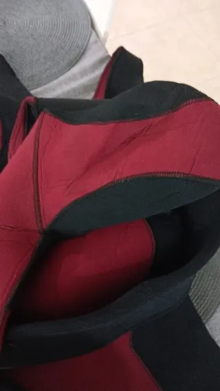 Traje de neopreno negro y rojo