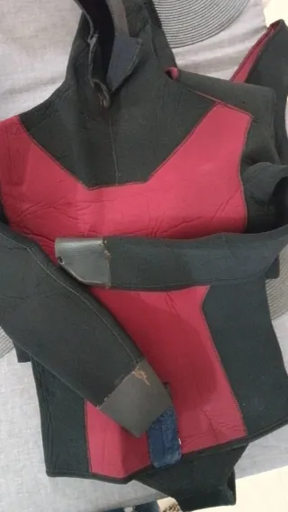 Traje de neopreno negro y rojo
