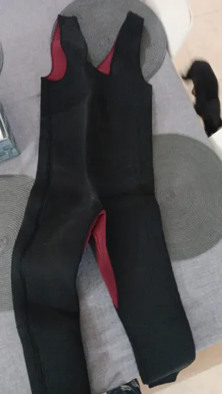 Traje de neopreno negro y rojo