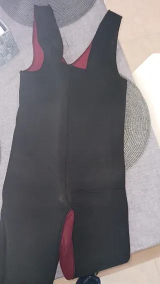 Traje de neopreno negro y rojo