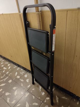 Escalera A ESTRENAR de 3 peldaños (pero con TARA)