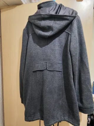 Abrigo de paño,gris con capucha.
