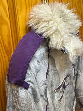 Mono de esquí gris y morado