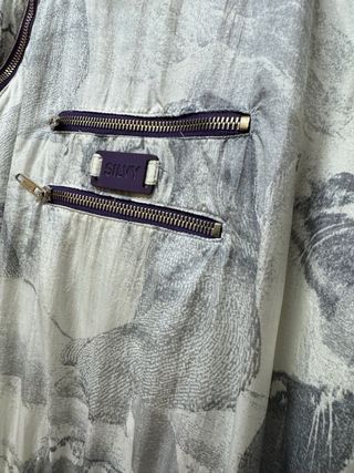 Mono de esquí gris y morado