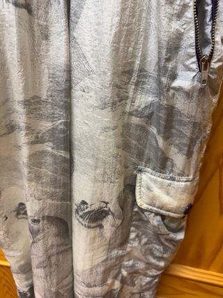 Mono de esquí gris y morado