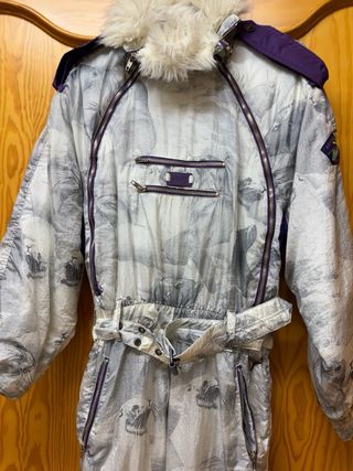 Mono de esquí gris y morado