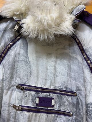 Mono de esquí gris y morado