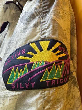 Mono de esquí gris y morado