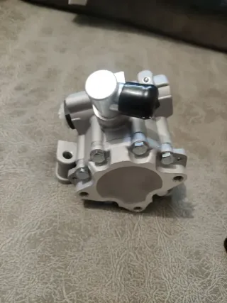 Bomba dirección Mercedes CDI