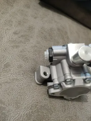 Bomba dirección Mercedes CDI