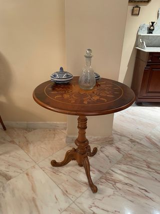 Mesa redonda clásica con marquetería