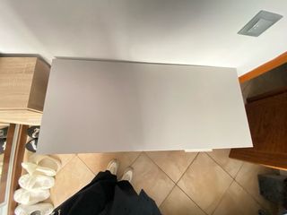 Escritorio gris claro con cajón