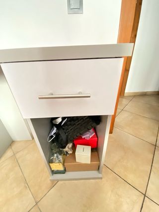 Escritorio gris claro con cajón