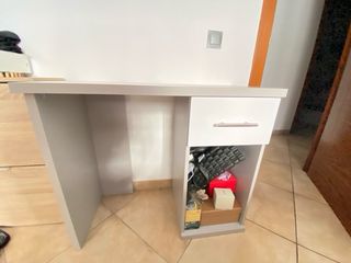 Escritorio gris claro con cajón