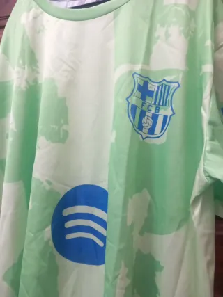 Camiseta verde con logo FC Barcelona