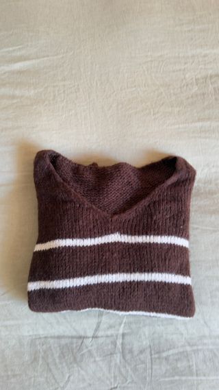 Jersey de punto marrón con rayas blancas