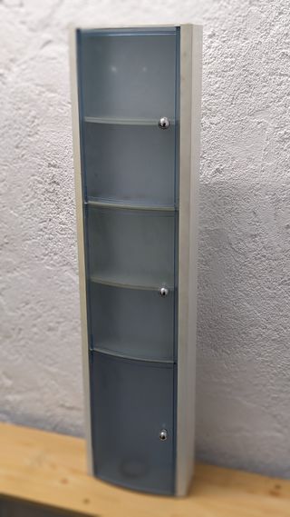 Armario de baño estrecho