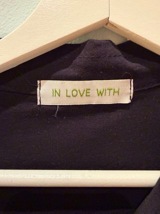 Vestido negro con cuello de camisa In Love With