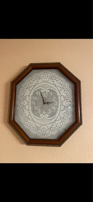 Reloj artesanal ganchillo marco madera