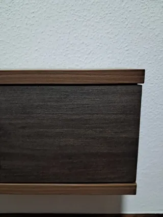 Mueble TV flotante madera.