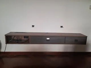 Mueble TV flotante madera.