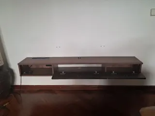 Mueble TV flotante madera.