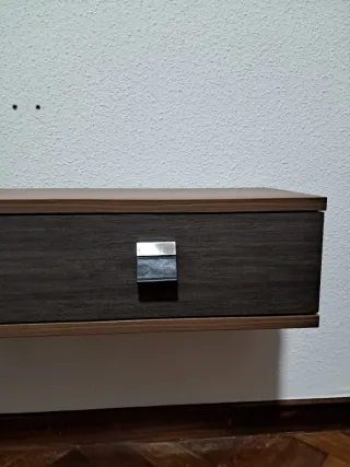 Mueble TV flotante madera.