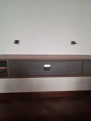 Mueble TV flotante madera.