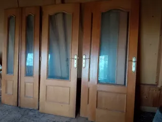 Puerta de madera con cristal