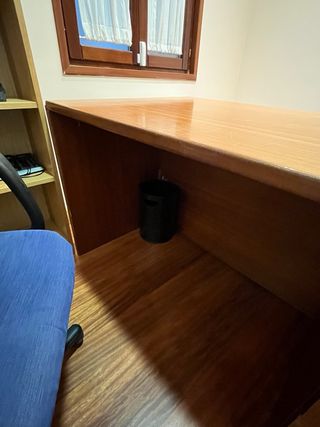 Escritorio de madera marrón