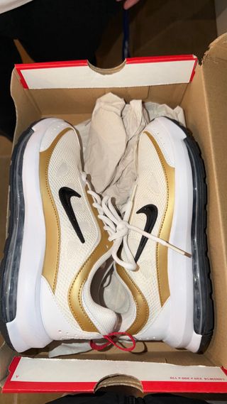 Zapatos Nike Blancos y Dorados