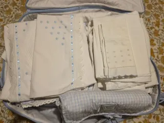 Ropa de cuna bordada azul y blanco