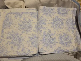 Ropa de cuna bordada azul y blanco