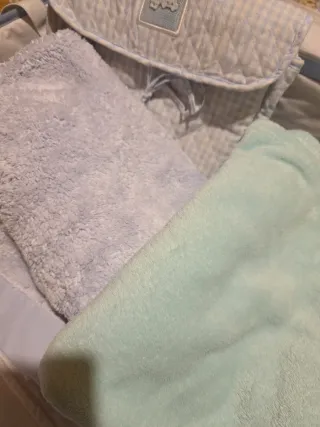 Ropa de cuna bordada azul y blanco