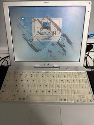 Apple iBook M6497 a funcionar