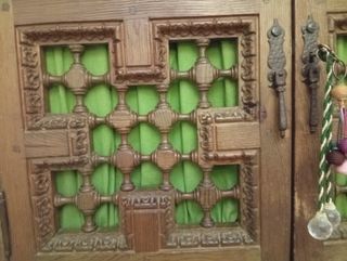 Armario de madera tallada con detalles verdes