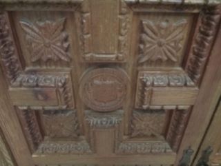 Armario de madera tallada con detalles verdes