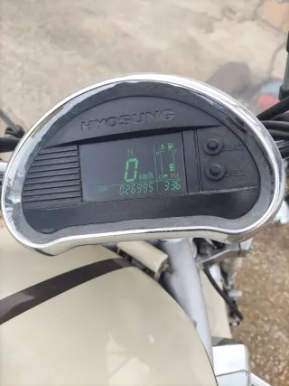 2 Hyosung Aguila 650cc Beige